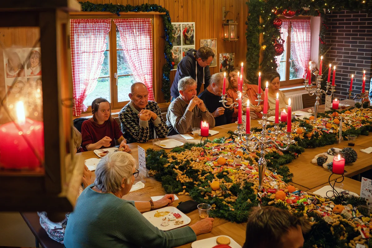Am Tisch sitzen die Gäste vor einem Samichlaussäckli-Buffet.